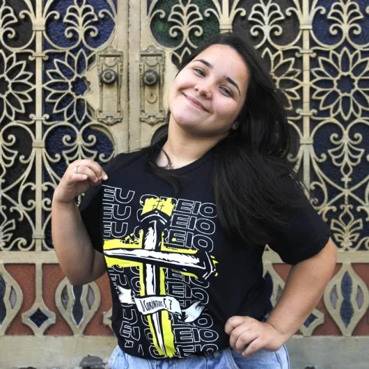 Grupo de jovens com a camisa personalizada da igreja